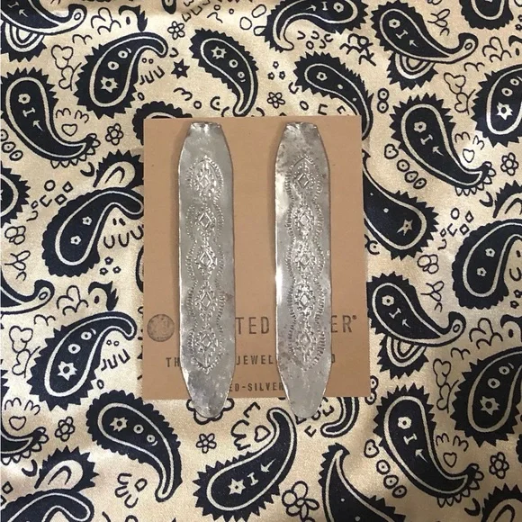 Twisted Silver earrings - Picture 4 of 7